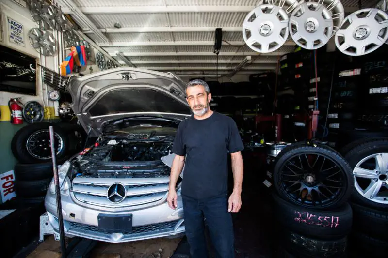 Karapet nella sua officina a Hollywood