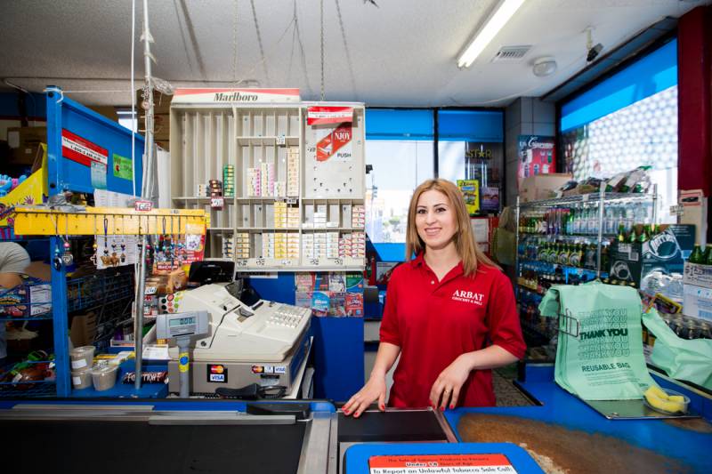Arevik lavora nel supermercato Arbat di Hollywood che serve Little Armenia
