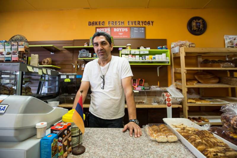 Arden ha un negozio di panetteria dove produce dolci armeni tradizionali