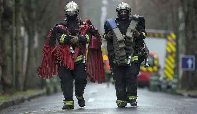 Fiamme al campo rom, pompieri aggrediti: in cinque all'ospedale
