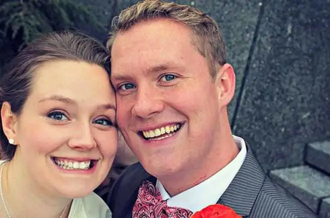 Usa, dietro la foto del matrimonio spunta un fantasma inquietante