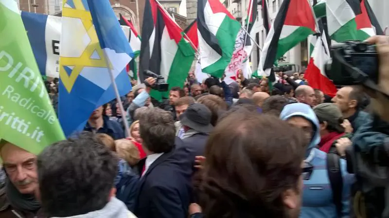 Al corteo di Milano fischi e insulti alla Brigata ebraica
