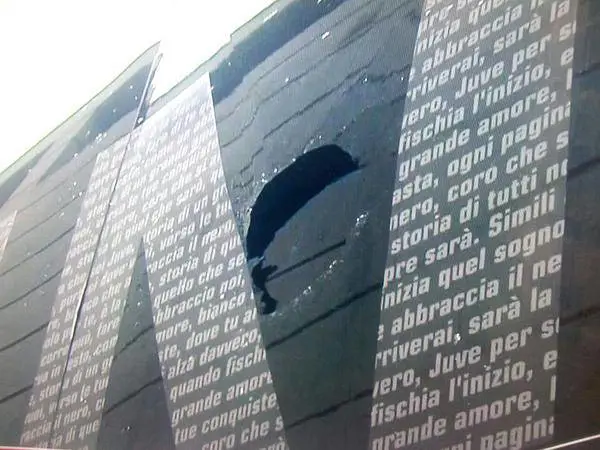 Sassi contro il bus della Juve, bomba carta allo stadio