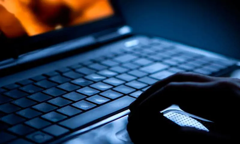 Insegnante sbaglia link e manda un video porno agli studenti