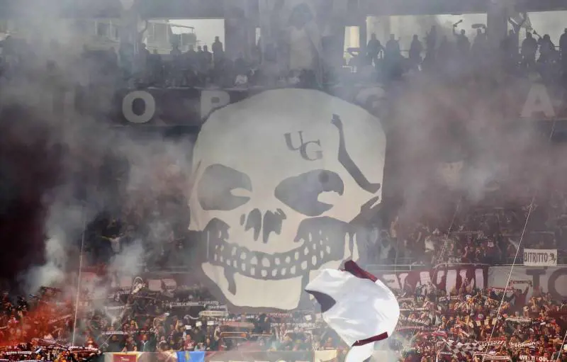 Mistero bomba carta. Lanciata dai bianconeri o accesa dai granata?