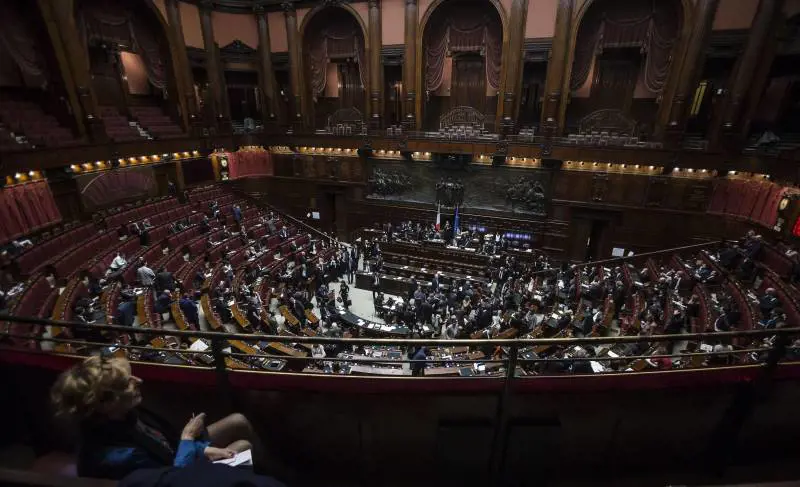 La Camera salva i barbieri e li promuove a commessi