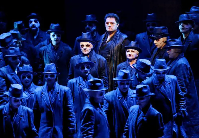 Pochi vip e qualche cane sciolto, ma la Scala non stecca la prima