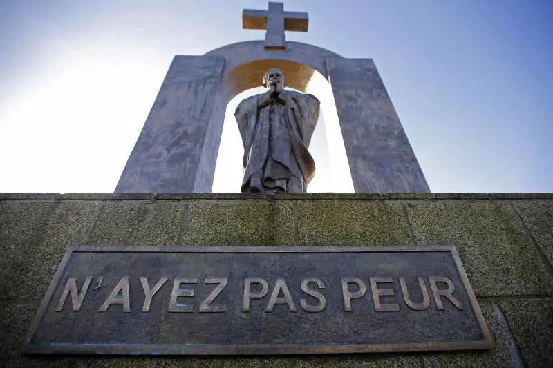 Francia, giudice fa rimuovere la statua di Giovanni Paolo II