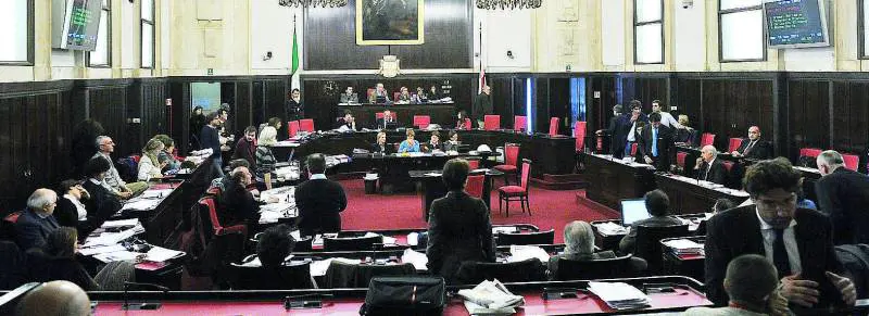 «Giuliano ripensaci» La piazza di Pisapia ora fa tremare il Pd