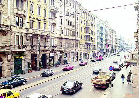 In corso Vercelli si può fare shopping by night