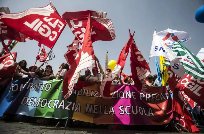 Attacco a Renzi su Facebook