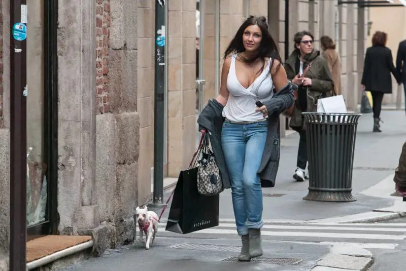 Elettra Lamborghini, shopping sexy in Montenapoleone