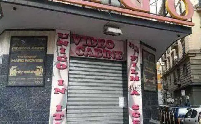 Napoli, chiuso un cinema: era una casa d'appuntamenti