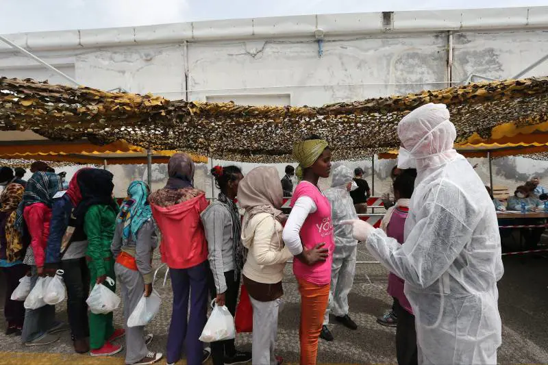 A Napoli sbarcano 562 immigrati: "Molti casi di scabbia"