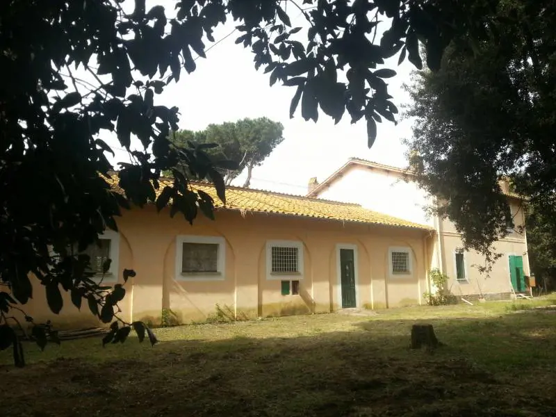 L'ex scuola che ospiterà i rifugiati a San Nicola (Roma)