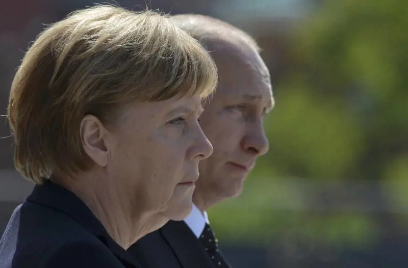 La Merkel vola a Mosca e elogia l'armata rossa: "Liberati dai sovietici"