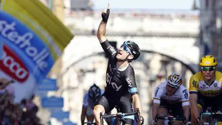 Giro: sprint vincente di Viviani Matthews nuova maglia rosa