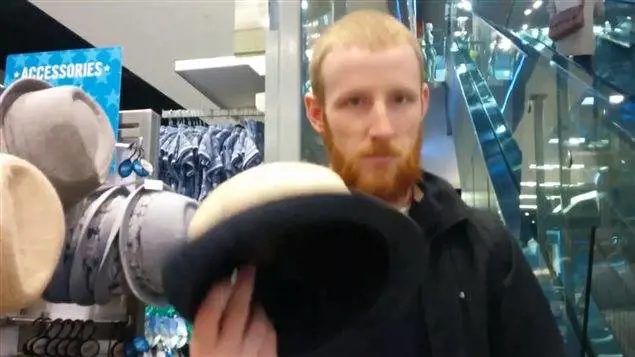 Perde la scommessa e deve mangiarsi il cappello