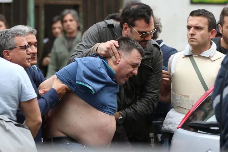 L'arresto dell'uomo che ha fatto fuoco con un fucile da un balcone nel quartiere Secondigliano