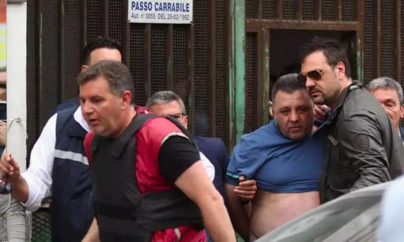 Per un filo del bucato spara dal balcone: quattro uccisi a Napoli