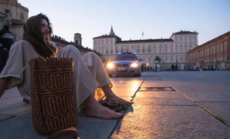 Torino, disoccupato si traveste da Gesù e finisce in questura