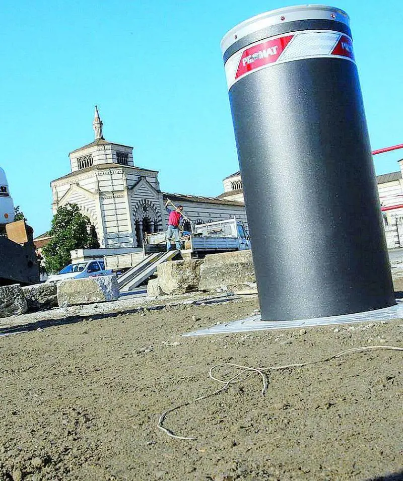 Cantieri ancora aperti e niente parcheggi: cimitero inaccessibile