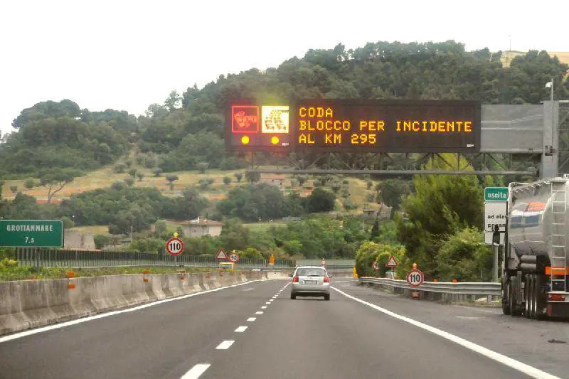 Expo, pullman in gita scolastica: grave incidente in autostrada