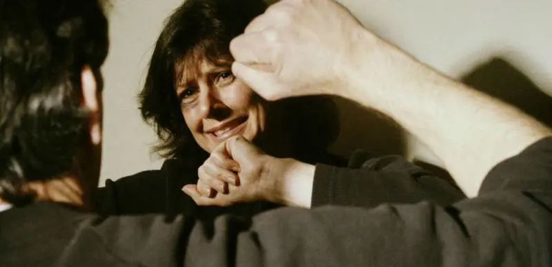 "Devi pregare". Botte alla moglie incinta, già madre di sette figli 