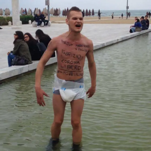 Corre seminudo per Pescara urlando "Corona libero"