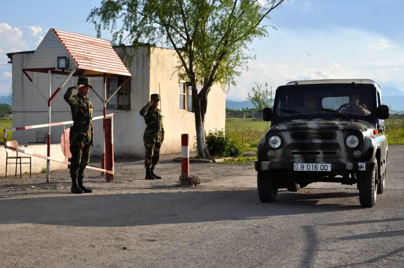 Posto di blocco azero a ridosso della prima linea del conflitto nel Nagorno Karabak 