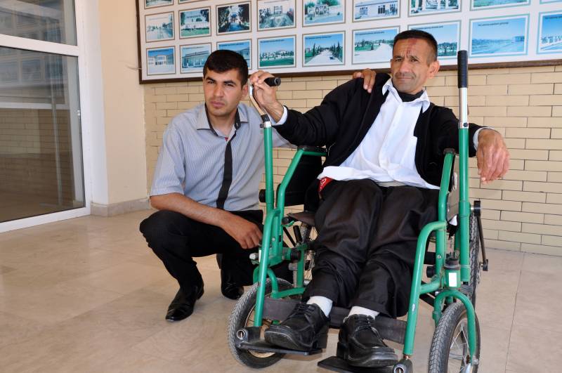 A destra un veterano della guerar nel Nagorno Karabak ferito negli anni novanta accanto ad Isa Ahmadov che lo scorso anno ha perso il fratello soldato ucciso da un cecchino armeno