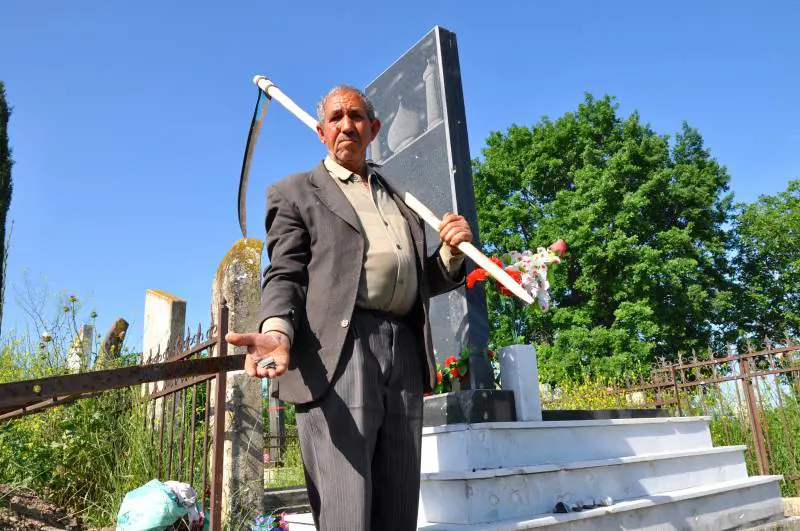 Un contadino mostra le schegge di una granata di mortaio caduta dieci giorni fa nel cimitero del villaggio azero di Gapanli