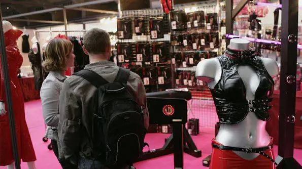 Le confessioni di due ex commesse di un sexy shop: "Sappiamo tutto dei loro gusti"