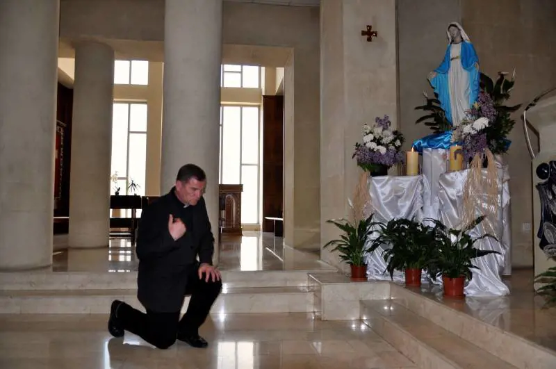 Padre Josef Marek nella chiesa dedicata lal Madonna di Baku e ricostruita nel 2007 in ricordo della visita di Giovanni Paolo II