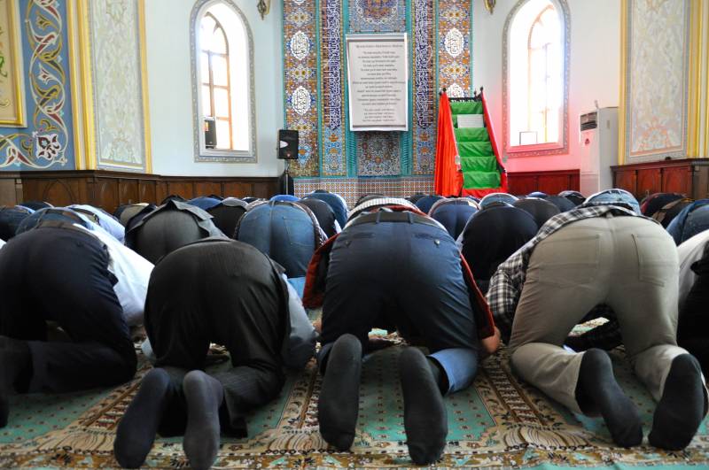 Preghiera musulmana in una moschea di Baku