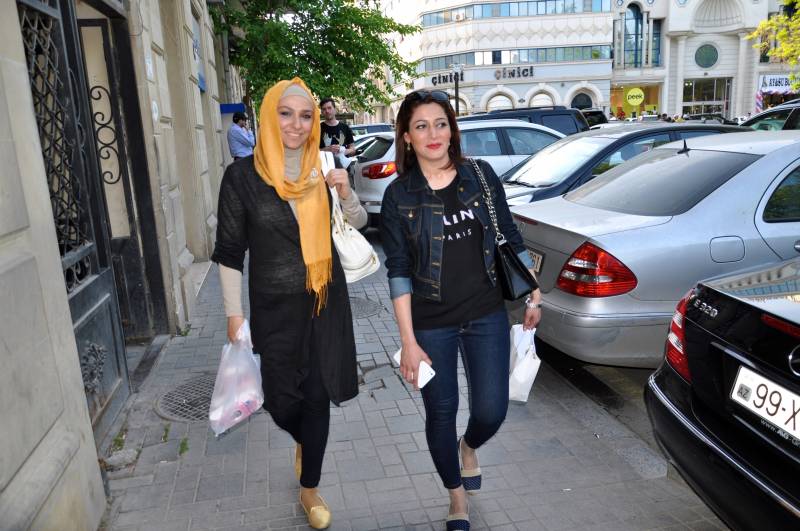 Ragazze velate e con il rossetto nelle strade di Baku