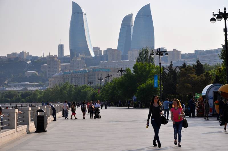 La capitale azera è chiamta la Dubai del Caspio ricco di petrolio e gas