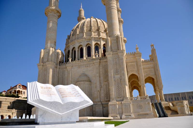 La nuova moschea di Baku ancora da inaugurare dedicata al padre del presidente Aliyev scomparso padre padrone del paese 