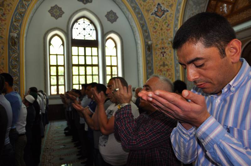 Fedeli sciiti in preghiera in una moschea di Baku