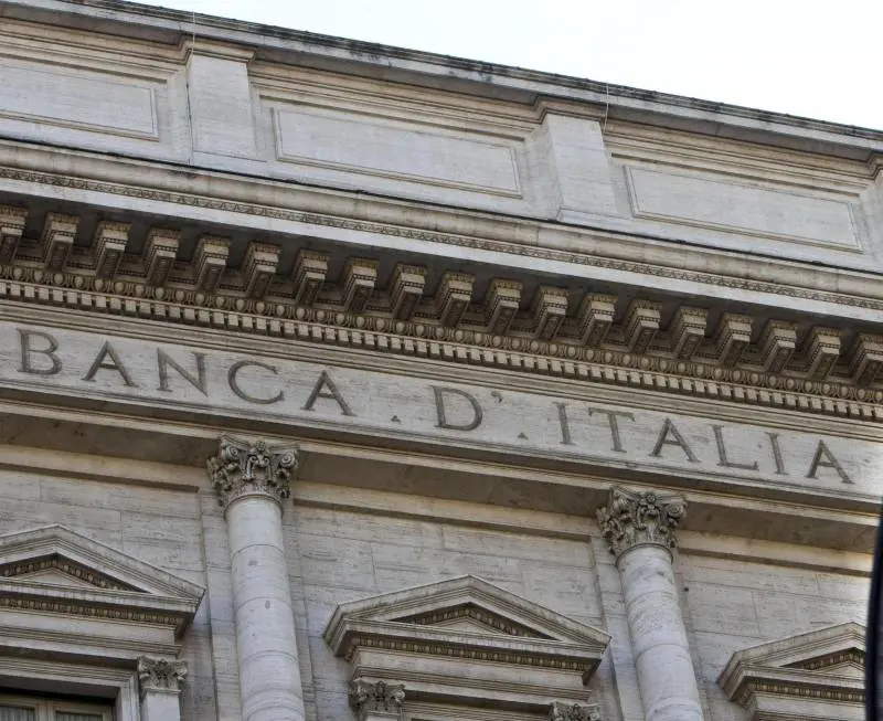 Bankitalia ora si sveglia: "No vendite agli sportelli"