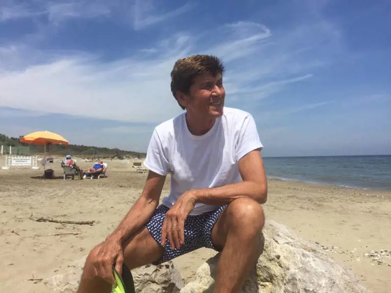 Gianni Morandi prende una multa e posta su Facebook un video in cui canta "Andavo a 100 all'ora"