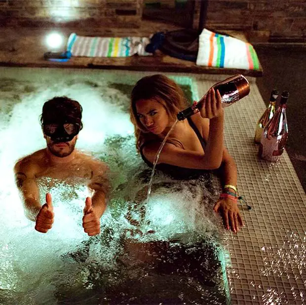 Beyonce versa una bottiglia di champagne da 20mila dollari in piscina: è polemica