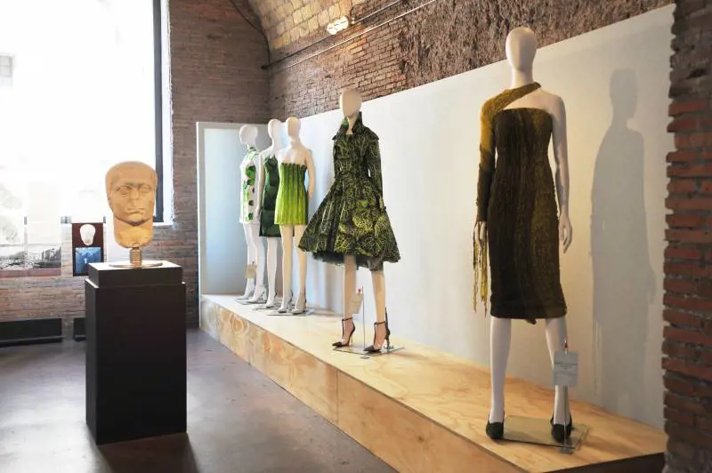 Expo 2015. Uovo fritto e salatini sull'abito: ecco la moda che interpreta il cibo