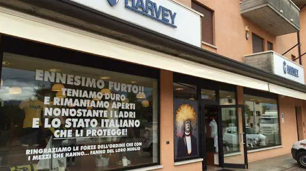 Subisce l'ennesimo furto e scrive in vetrina: "Lo Stato protegge i ladri"