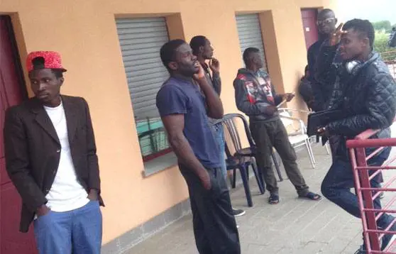 lcuni profughi ospitati nell'hotel di Venturina (Foto Il Tirreno)