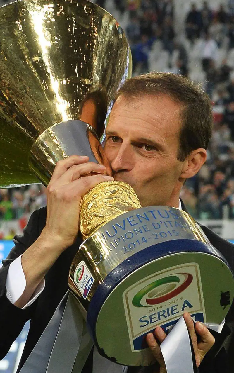 Allegri bacia la Coppa Italia vinta dalla Juventus