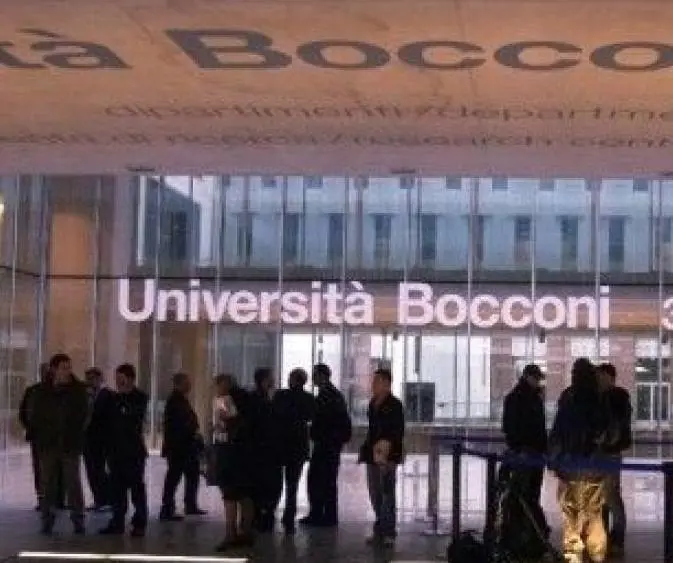 Bocconi, domande di un esame di diritto anticipate su Facebook. Test da ripetere