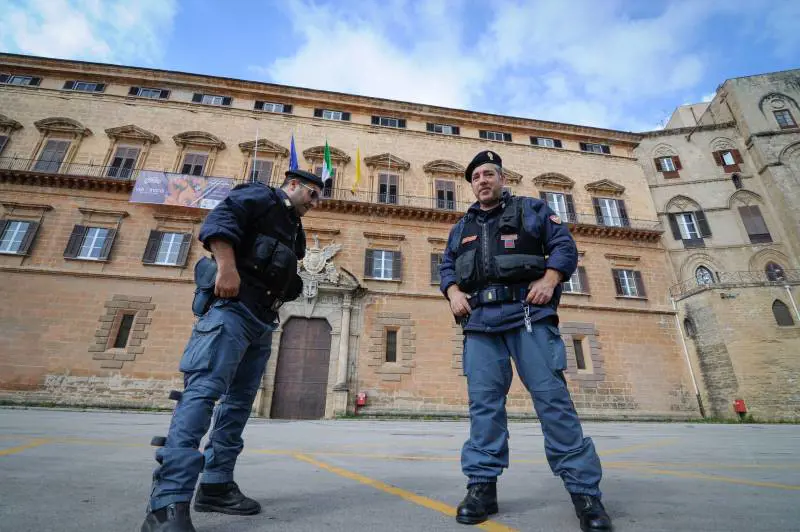 Ugl, la protesta dei poliziotti: "Trattati peggio dei profughi"