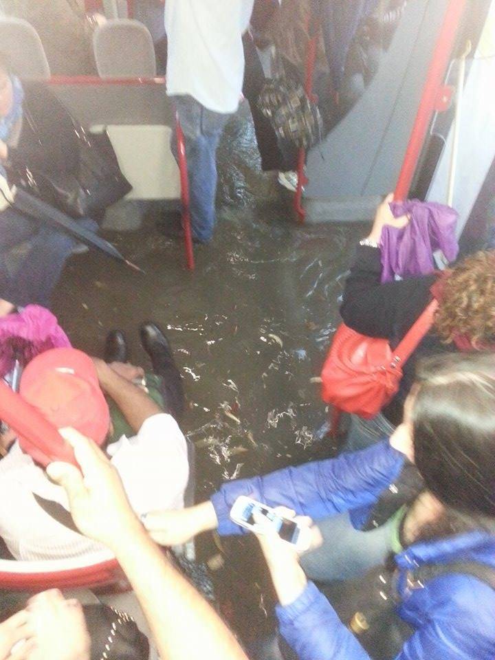 L'autobus a Roma sommerso dall'acqua