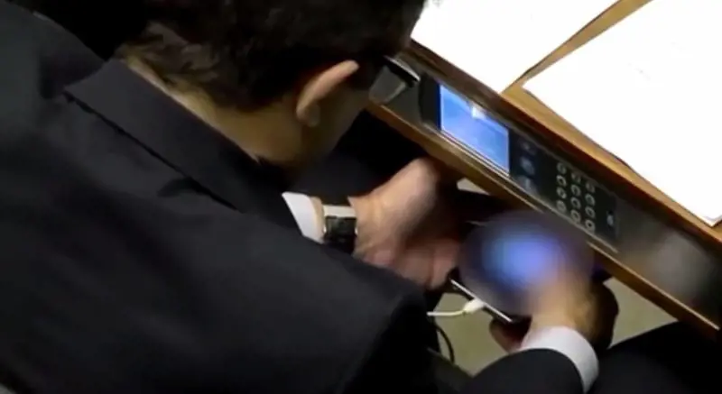 Scandalo alla Camera: un deputato beccato a guardare film porno